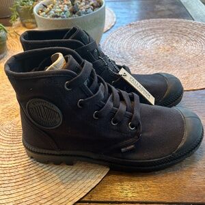 NWT PALLADIUM PAMPA HIGH TOP SHOES IN BLACK CANVAS - SIZE 7